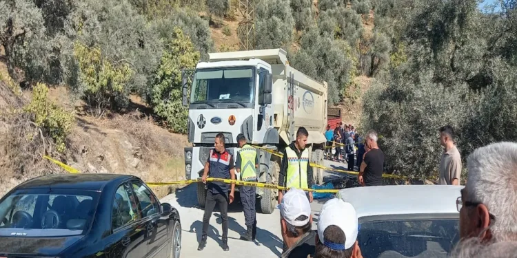 Kum kamyonunun altında kalan anneanne ve torunu hayatını kaybetti