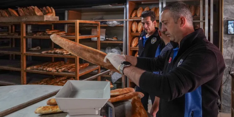 Zabıtadan ekmek fiyat tarifesi ve gramaj denetimi