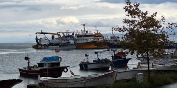 Balıkçı tekneleri şiddetli dalga ve fırtına yüzünden limanlara sığındı