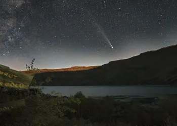 Nemrut Krater Gölü’nde Atlas kuyruklu yıldızı görüntülendi