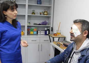 Sol gözüne kaçan Japon yapıştırıcısı hastanelik etti