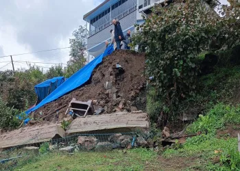 Sağanak nedeniyle istinat duvarı yıkılan ev boşaltıldı