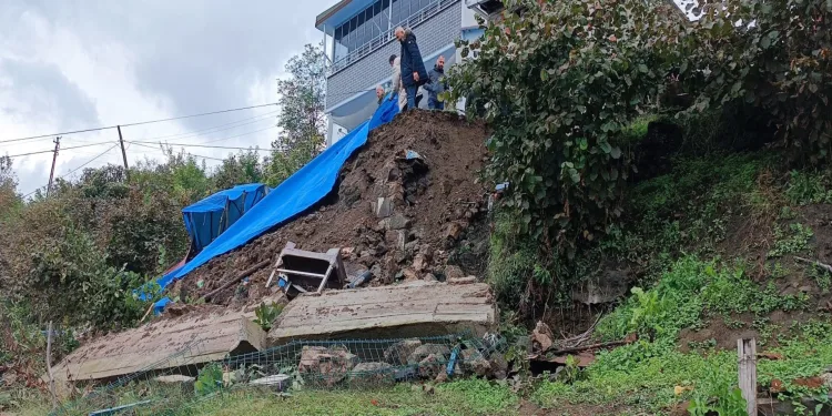 Sağanak nedeniyle istinat duvarı yıkılan ev boşaltıldı