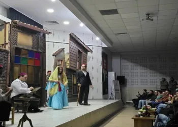 Yetişkinler ve çocuklar tiyatro ile eğlendi