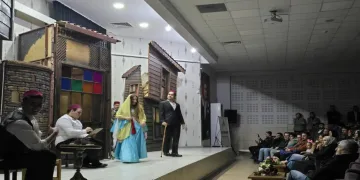 Yetişkinler ve çocuklar tiyatro ile eğlendi