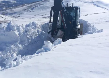 Kar yağınca yaylada mahsur kalan vatandaşlar kurtarıldı