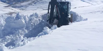 Kar yağınca yaylada mahsur kalan vatandaşlar kurtarıldı
