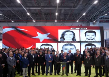 TUSAŞ standına kurulan dev ekrana şehitlerin fotoğrafları yansıtıldı