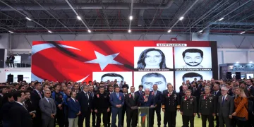 TUSAŞ standına kurulan dev ekrana şehitlerin fotoğrafları yansıtıldı