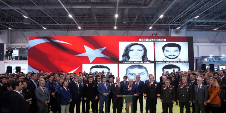 TUSAŞ standına kurulan dev ekrana şehitlerin fotoğrafları yansıtıldı