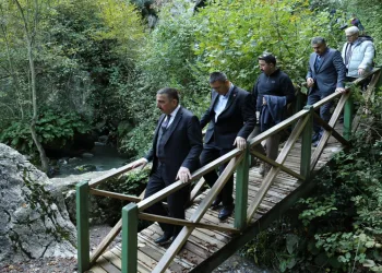 Vali Hacıbektaşoğlu, Çayır Mağarası’nda incelemelerde bulundu