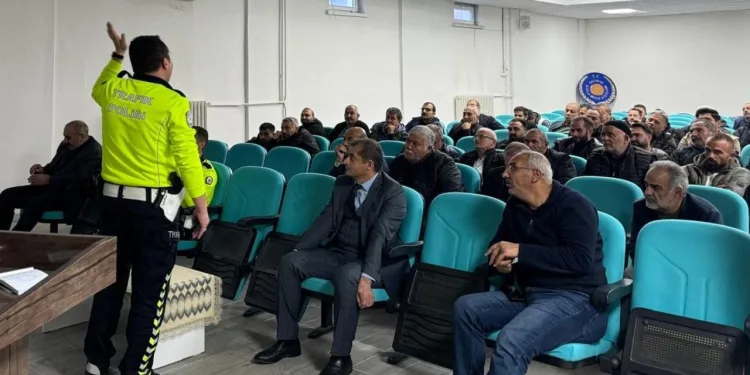 Okul servis şoförlerine yönelik bilgilendirme toplantısı düzenlendi