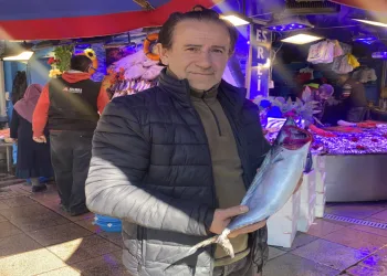 Denizlerdeki fırtına balık tezgahlarına yansıdı