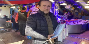 Denizlerdeki fırtına balık tezgahlarına yansıdı