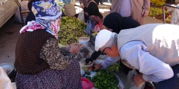 Semt pazarının en yaşlı satıcısı