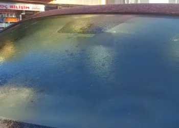Göle’de hava sıcaklığı eksi 6’ya düştü, araç camları buz tuttu
