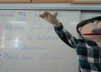 ‘Bakkal Amca’ ismini verdiği kukla ile dersleri işliyor