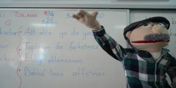 ‘Bakkal Amca’ ismini verdiği kukla ile dersleri işliyor