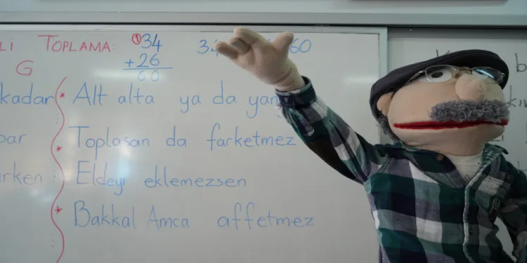‘Bakkal Amca’ ismini verdiği kukla ile dersleri işliyor