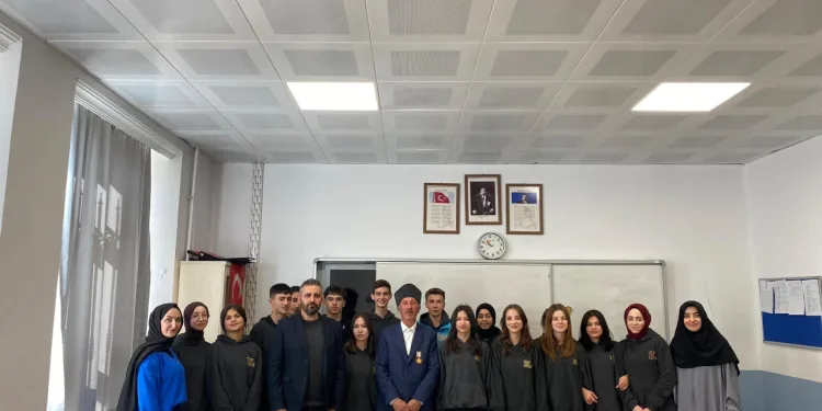 Kıbrıs Gazisi Kansoy öğrencilerle bir araya geldi