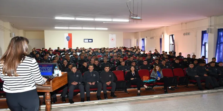 Polis adaylarına ‘Aile İçi İletişim ve Kadına Karşı Şiddetle Mücadele Eğitimi’ verildi