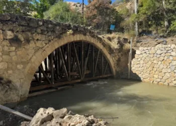 Depremin tahrip ettiği 300 yıllık tarihi köprü ayağa kaldırılıyor