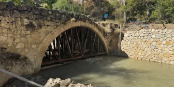 Depremin tahrip ettiği 300 yıllık tarihi köprü ayağa kaldırılıyor