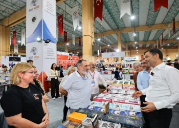 Kitap Fuarında yazar yağmuru sürüyor