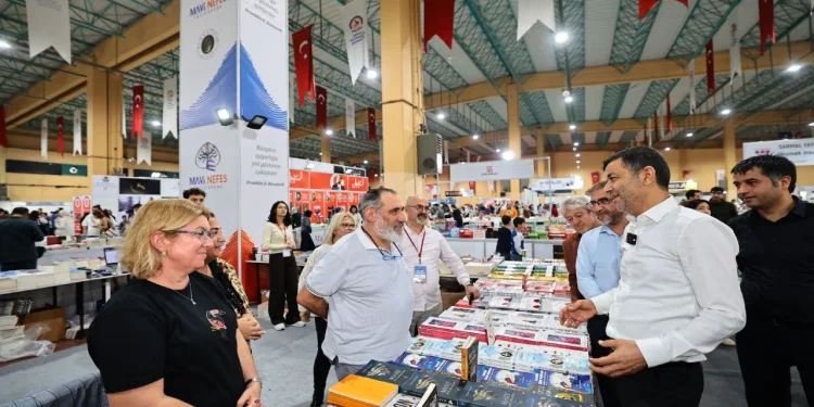 Kitap Fuarında yazar yağmuru sürüyor