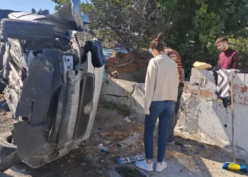 Kontrolden çıkan araç yan yattı
