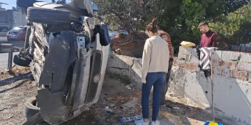 Kontrolden çıkan araç yan yattı