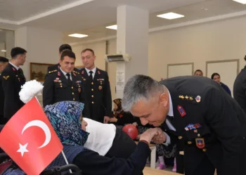 Jandarma personelleri huzurevi sakinlerinin yüzünü güldürdü