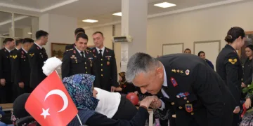 Jandarma personelleri huzurevi sakinlerinin yüzünü güldürdü