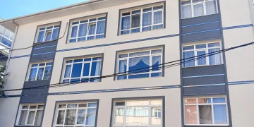 Eşinin bıçağı kendi kalbine sapladığını iddia etti