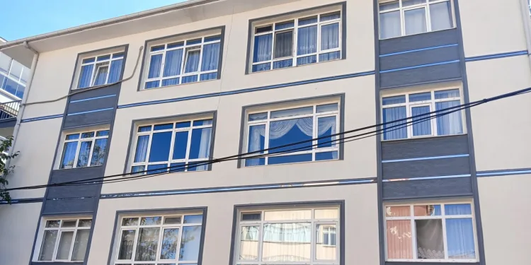 Eşinin bıçağı kendi kalbine sapladığını iddia etti