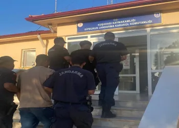Yüzerek Yunanistan’a geçmeye çalışıtılar