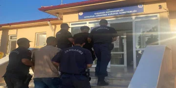 Yüzerek Yunanistan’a geçmeye çalışıtılar