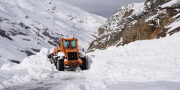 Ekiplerin zorlu kar mesaisi