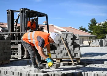 Kuşadası’nda yol yapım çalışmaları