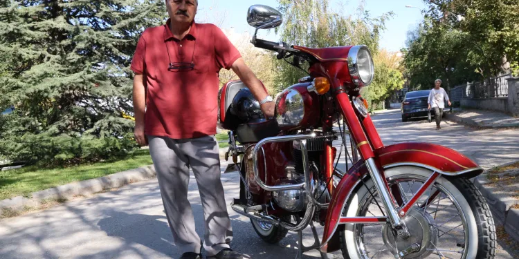 42 yıldır kullandığı motosikletini oğlundan dahi kıskanıyor