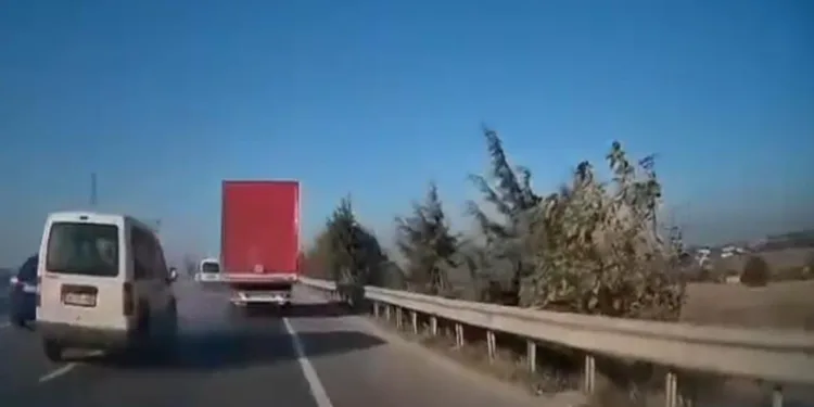 Takip mesafesini korumadı, araçlara çarptı