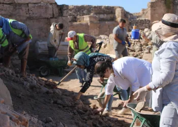 3 bin yıllık tarihi kentteki tiyatro ve stadyum gün yüzüne çıkıyor.