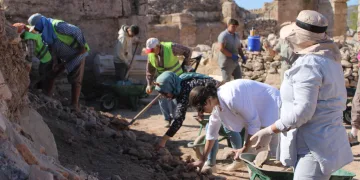 3 bin yıllık tarihi kentteki tiyatro ve stadyum gün yüzüne çıkıyor.