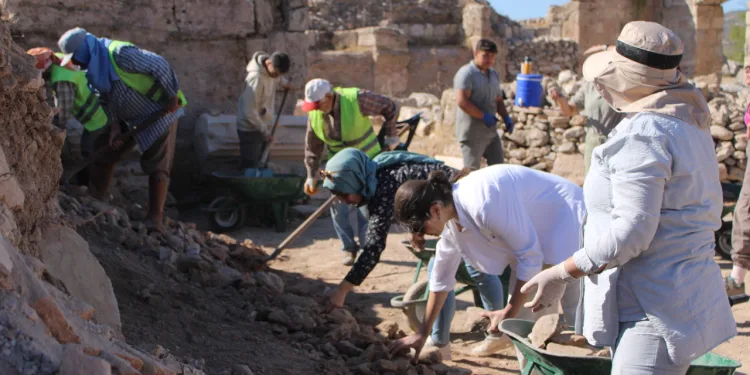 3 bin yıllık tarihi kentteki tiyatro ve stadyum gün yüzüne çıkıyor.