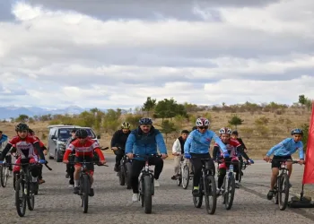Vali Çiftçi gençlerle pedal çevirdi