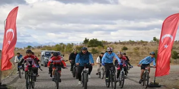 Vali Çiftçi gençlerle pedal çevirdi