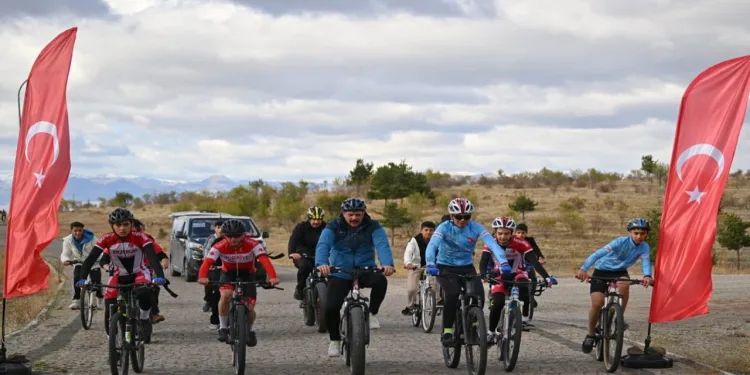 Vali Çiftçi gençlerle pedal çevirdi
