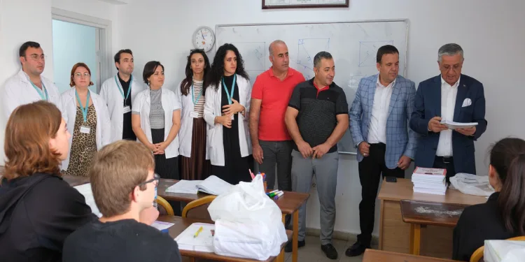 Öğrencilere ücretsiz kitapları dağıtıldı