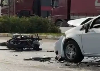 Ters şeritten gelen araç motosikletle kafa kafaya çarpıştı