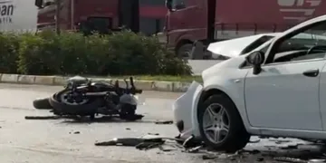 Ters şeritten gelen araç motosikletle kafa kafaya çarpıştı